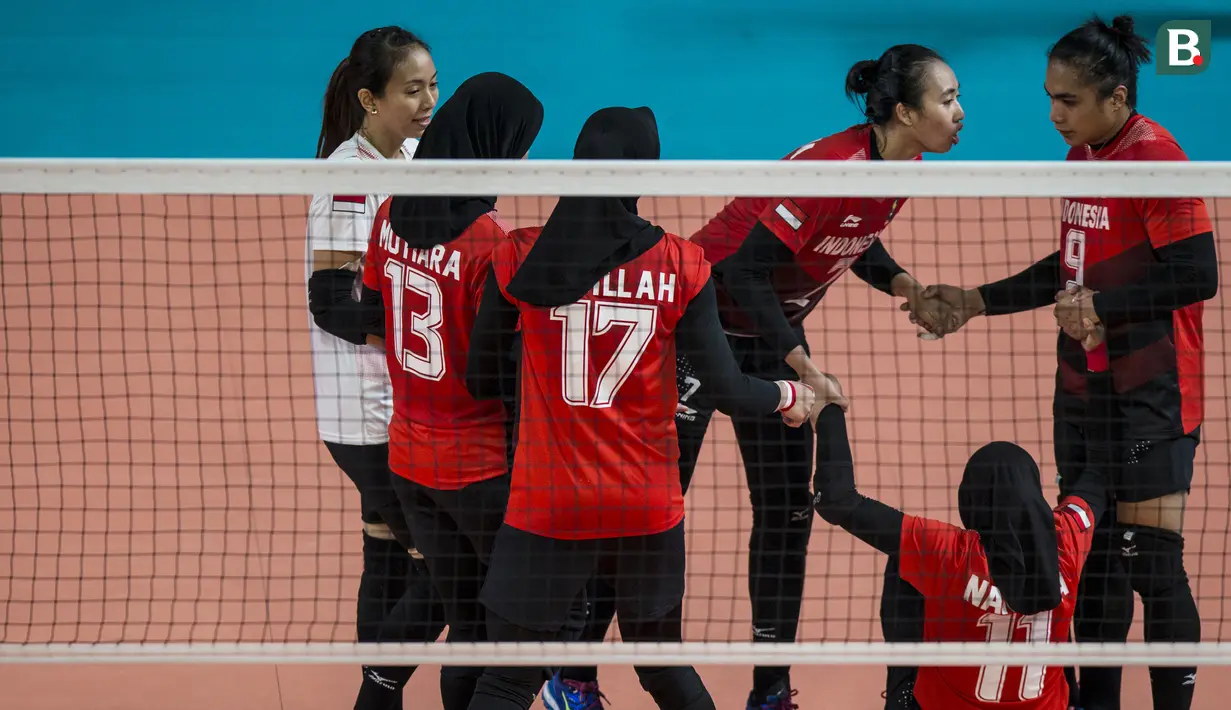 Pemain Voli Indonesia melakukan selebrasi saat melawan Thailand pada laga Asian Games 2018 di Volley Indoor, GBK, Jakarta, Senin (27/8/2018). Indonesia kalah 1-3 dari Thailand. (Bola.com/Vitalis Yogi Trisna)
