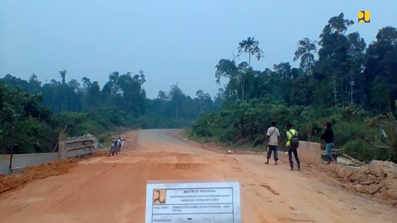 Pembangunan jalan paralel perbatasan Indonesia-Malaysia di Kalimantan Barat (Kalbar) sepanjang 811,32 km.