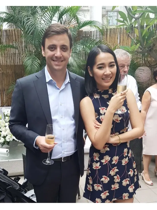 Momen Kemesraan Niken Anjani dan Pacar Bulenya yang Selalu Romantis Abis