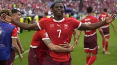 Timnas Swiss mengawali langkahnya di ajang Euro 2024 dengan memetik kemenangan 3-1 atas Hungaria di RheinEnergie Stadium, Cologne, Jerman, Sabtu (15/6/2024). Ketiga gol Swiss dicetak oleh Kwadwo Duah (12'), Michel Aebescher (45') dan Breel Embolo pada masa injury time babak kedua. Sementara satu-satunya gol Hungaria dihasilkan oleh Barnabas Varga pada menit ke-66. Hasil ini membuat Swiss sementara menempati posisi kedua di bawah Jerman yang sebelumnya menang 5-1 atas Skotlandia di partai pembuka. (AP Photo/Darko Vojinovic)