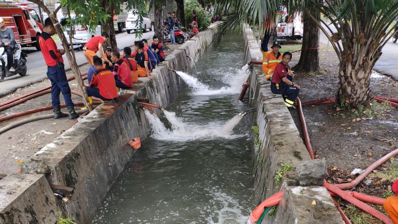 Petugas Damkar Surabaya menyedot genangan air. (Dian Kurniawan/Liputan6.com)