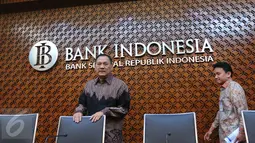 Gubernur Bank Indonesia (BI) Agus Martowardojo saat akan memberikan keterangan pers di Jakarta,(19\8). Hasil Rapat Dewan Gubernur BI mencatat triwulan II 2016  mempertahankan 7 days Repo Rate sebesar 5,25 persen. (Liputan6.com/Angga Yuniar)