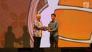 Deputi 4 Bidang Koordinasi Ekonomi Kreatif Kewirausahaan dan Daya Saing Koperasi dan Usaha Kecil Menengah Mohammad Rudy Salahuddin beri penghargaan juara partner Go-Food saat Malam Juara Go-Food 2018 di Jakarta, Jumat (23/2). (Liputan6.com/Angga Yuniar)
