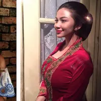 Ada beberapa selebriti yang seumuran, tapi penampilannya terlihat sangat berbeda.