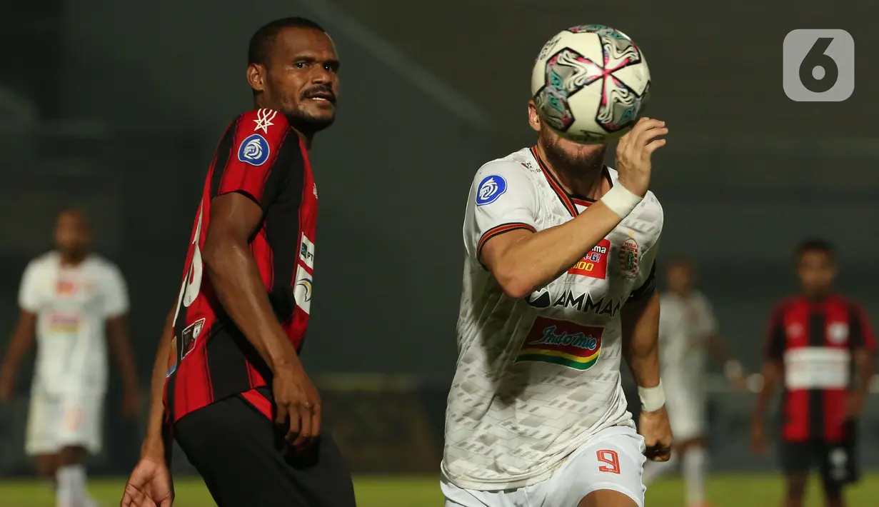 Pemain Persija Jakarta, Marko SImic (tengah) mengontrol bola dibayangi pemain Persipura Jayapura, Israel Wamiau dalam pertandingan BRI Liga 1 2021/2022 di Stadion Indomilk Arena, Kabupaten Tangerang, Minggu (19/9/2021). Persija Jakarta harus puas bermain tanpa gol. (Bola.com/Ikhwan Yanuar)
