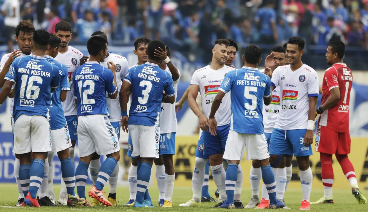Para pemain Persib Bandung dan Arema Malang bersalaman usai bertanding pada laga Piala Indonesia di Stadion Si Jalak Harupat, Bandung, Senin (18/2). Persib bermain imbang 1-1 melawan Arema. (Bola.com/Vitalis Yogi Trisna)