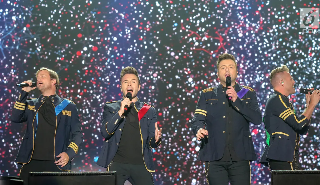 Personel Westlife tampil dalam konser "Westlife - TheTwentyTour 2019" di ICE BSD, Tangerang, Selasa (6/8/2019). Konser Westlife The Twenty Tour 2019 menjadi konser reuni pertama mereka sejak penampilan terakhir di Croke Park Dublin, lrlandia pada 23 Juni 2012. (Liputan6.com/Fery Pradolo)