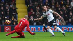 Aksi pemain Tottenham, Harry Kane mencetak gol dengan mengecoh kiper Watford, Gomes pada laga Premier League di Vicarage Road, (1/1/2017). Spurs menang 4-1.  (Reuters/Eddie Keogh)