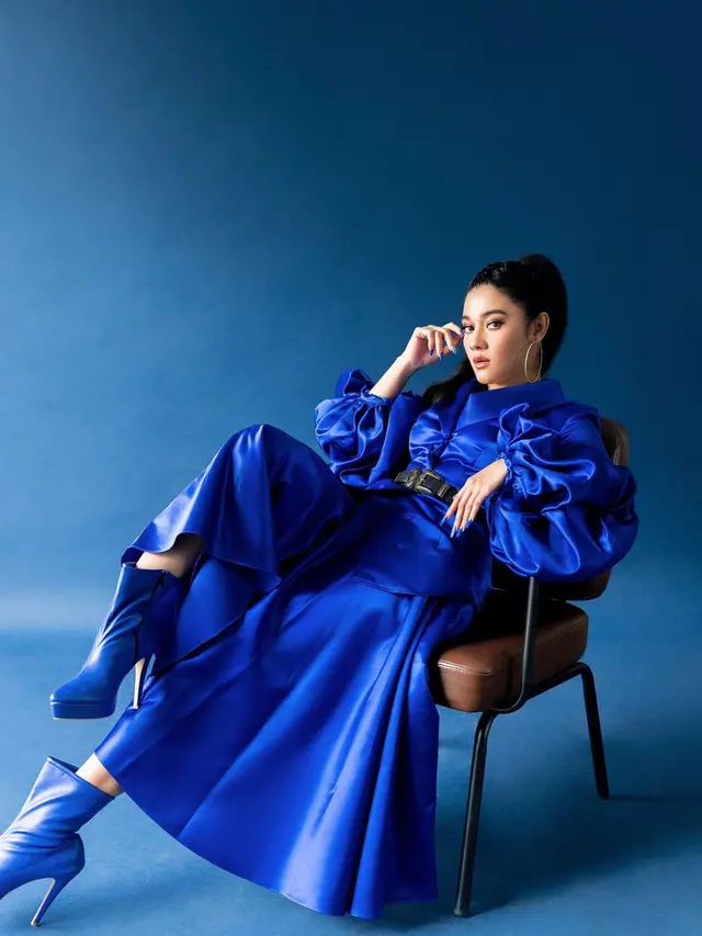 Gaya Pemotretan Naysila Mirdad Dalam Balutan Dress Biru. (Sumber: Instagram/winstongomez)