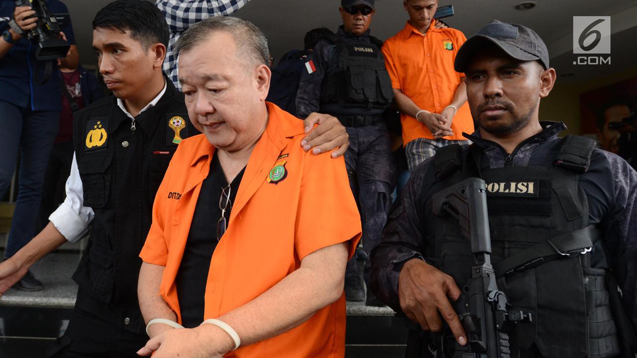 FOTO: 6 Tersangka Pengaturan Skor Diserahkan ke Kejagung