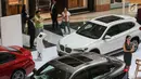 Pengunjung melihat mobil BMW selama BMW Exhibition yang berlangsung pada 15-17 Februari di Plaza Senayan, Jakarta, Jumat (15/2). Penjualan BMW tahun 2018 sedikit mengalami kenaikan dibanding pada 2017 yang mencapai 3.353 unit. (Liputan6.com/Fery Pradolo)