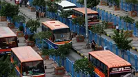 Data Dewan Transportasi DKI Jakarta menunjukkan, 63.913 dari 98.529 unit kendaraan umum dan barang yang masih beroperasi di DKI Jakarta berusia di atas 10 tahun, Jakarta, Senin (17/11/2014) (Liputan6.com/Faizal Fanani)