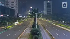 Suasana lengang kawasan Sudirman, Jakarta, Rabu (12/5/2021) malam. Polda Metro Jaya memberlakukan crowd free night untuk mencegah kerumunan takbir keliling di malam Idul Fitri 1442 yang berlaku mulai pukul 22:00 malam ini. (Liputan6.com/Herman Zakharia)