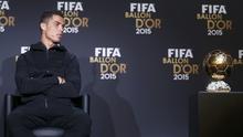 Cristiano Ronaldo memandang trofi Ballon d'Or sesaat sebelum pengumuman Pemain Terbaik Dunia (Foto: Reuters)