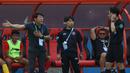 Pelatih Timnas Indonesia U-23, Shin Tae-yong mempertanyakan keputusan wasit saat salah satu pemain Timnas Indonesia dilanggar oleh pemain Filipina di Stadion Viet Tri, Jumat (13/5/2022). (Bola.com/Ikhwan Yanuar)