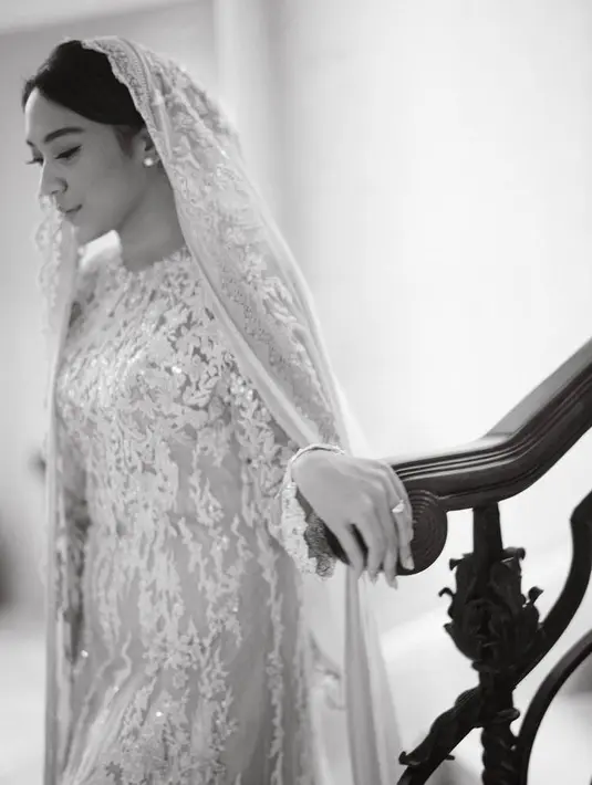 Selain itu, Putri juga tampil simple dengan memakai giwang mutiara dan cincin tunangan (Instagram/morden.co)