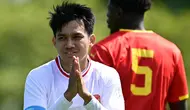 Ekspresi Witan Sulaeman usai didakwa wasit melakukan pelanggaran di area penalti saat Timnas Indonesia U-23 melawan Timnas Guinea U-23 dalam laga play-off Olimpiade 2024 Paris, Kamis (9/5/2024) malam WIB. (AFP/Miguel Medina)