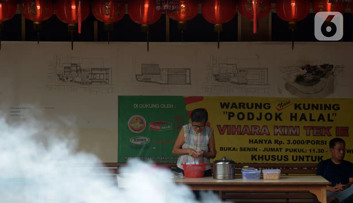 Pengurus Vihara Kim Tek Ie menyiapkan menu makan siang untuk pembeli warung nasi kuning Podjok Halal di Petak Sembilan, Jakarta, Selasa (24/12/2019). Keberadaan warung Podjok Halal diharapkan mampu mengurangi beban warga kurang mampu serta mempererat kebersamaan. (merdeka.com/Imam Buhori)
