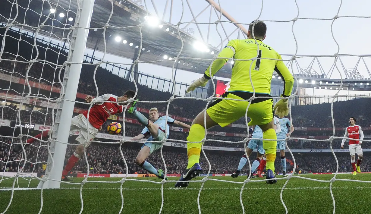 Pemain Arsenal Laurent Koscielny (kiri) dilanggar pemain Burnley FC pada laga Premier League di Emirates Stadium, London, (22/1/2017). Arsenal menang 2-1. (EPA/Facundo Arrizabalaga)