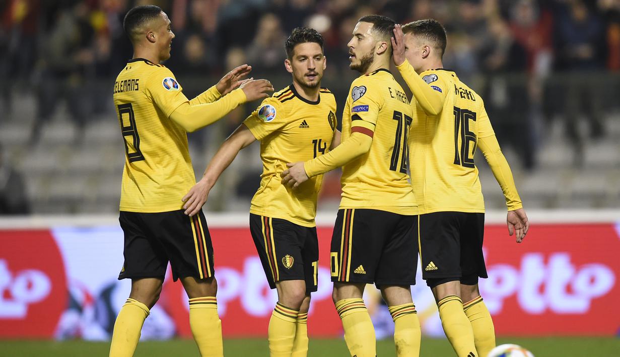 Perayaan gol dari kaki Eden Hazard pada laga perdana Kualifikasi Piala Eropa 2020 Grup I yang berlangsung di Stadion Roi Baudouin, Brussels, Jumat (22/3). Belgia menang 3-1 atas Rusia. (AFP/John Thys)