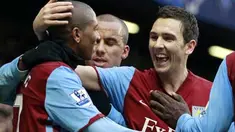 Winger Aston Villa, Ashley Young (kiri) mendapat selamat dari rekan-rekannya, Stewart Downing (ketiga dari kiri) seusai mengeksekusi penalti di laga lawan Chelsea di Stamford Bridge, 2 Januari 2011. Skor 3-3. AFP PHOTO / IAN KINGTON