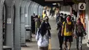 Calon penumpang mengenakan masker di Stasiun Jakarta Kota, Jakarta, Rabu (28/10/2020). Mengantisipasi lonjakan penumpang saat cuti bersama dan Sumpah Pemuda, PT KCI mengajak pengguna KRL bersatu dan bangkit melawan COVID-19 dengan menerapkan 3M. (Liputan6.com/Johan Tallo)