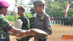 Citizen6, Pasuruan: Wadan Kobangdikal Brigjen TNI Marinir P. Verry Kunto membuka TNI Manunggal Membangun Desa (TMMD) ke-88 2012 di lapangan Pancasila Desa Krajan Wetan Kecamatan Puspo, Pasuruan, Rabu (23/5). (Pengirim: Penkobangdikal)
