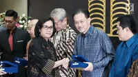 Menkeu Sri Mulyani memberi penghargaan kepada Presiden Komisaris PT EMTEK Tbk Raden Eddy Kusnadi Sariaatmadja di Jakarta, Selasa (13/3). Penghargaan diberikan kepada 31 wajib pajak yang dianggap berkontribusi besar. (Liputan6.com/Pool/Humas Dirjen Paja