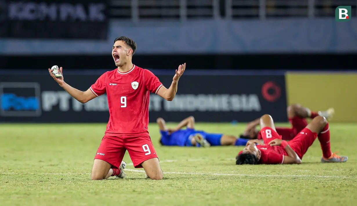 <p>Selebrasi kemenangan pemain Timnas Indonesia U-19, Jens Raven setelah berakhirnya laga final Piala AFF U-19 2024 menghadapi Thailand di Stadion Gelora Bung Tomo, Surabaya, Senin (29/7/2024). (Bola.com/Bagaskara Lazuardi)</p>