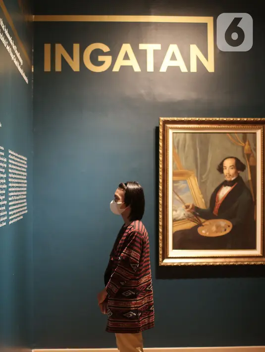 Pengunjung mengamati karya seni yang ditampilkan dalam Pameran Tetap Galeri Nasional Indonesia di Galeri Nasional, Jakarta, Kamis (28/10/2021). Galeri Nasional resmi membuka ruang pamerannya untuk masyarakat umum mulai seiring diberlakukannya PPKM level dua di DKI . (Liputan6.com/Herman Zakhria)