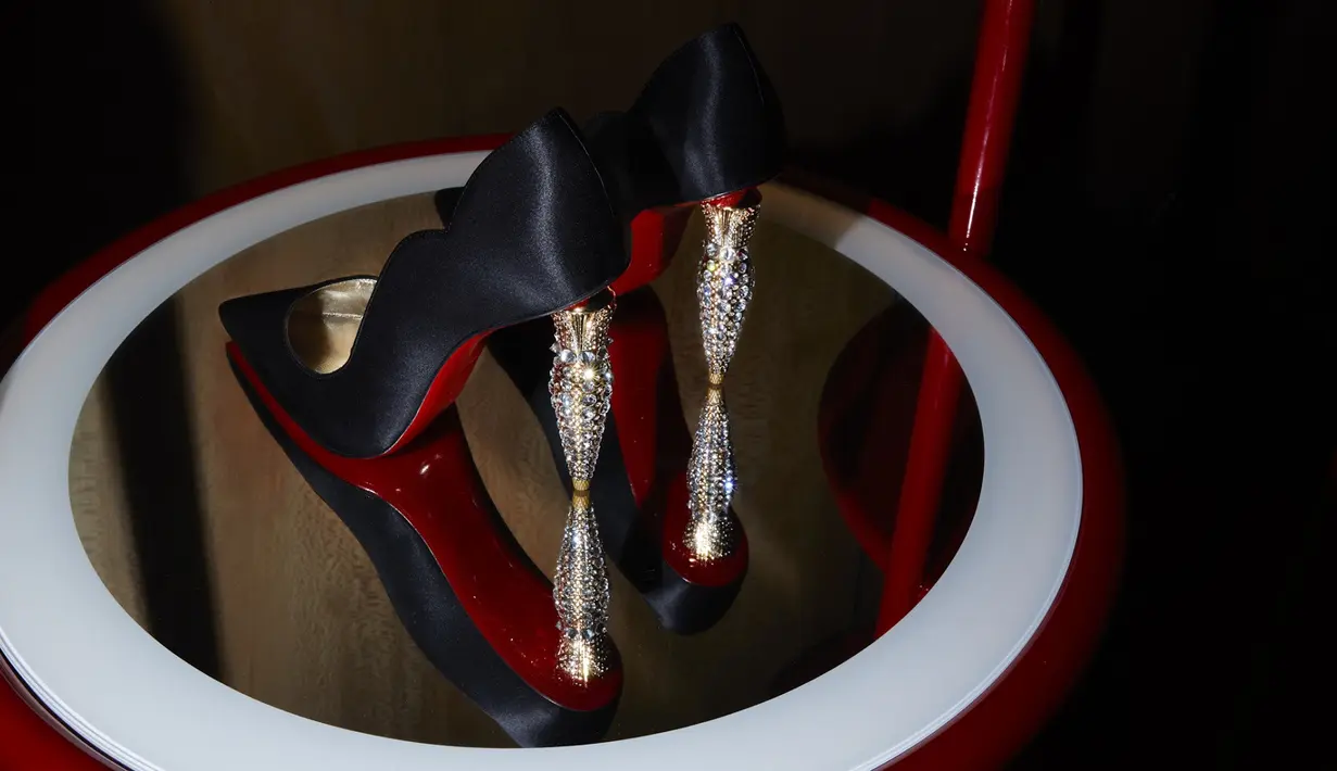 Selain sepatu yang dikenakan oleh para penari, Christian Louboutin juga menampilkan gaya SS23 yang ditampilkan dengan indah pada alas berliku-liku metalik. (Dok/Christian Louboutin).