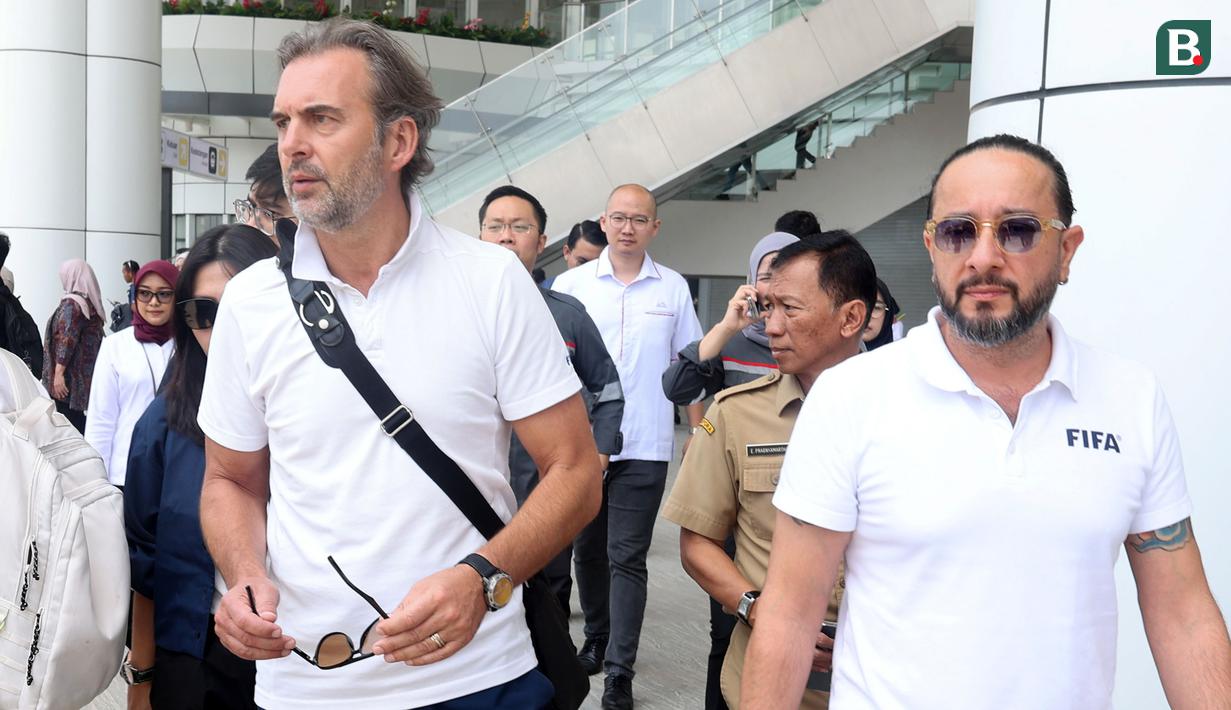 FIFA Team Project Venue Management, Christian Schmolzer (kiri) dan Venue Manager FIFA, Sunny Kohli saat akan menjajal kereta cepat Whoosh dari Stasiun Halim, Jakarta, ke Stasiun Tegalluar, Bandung, pada Senin (9/10/2023). (Bola.com/Abdul Aziz)