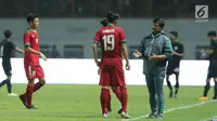 Pelatih Timnas Indonesia U-19, Indra Sjafri (kanan) memberi arahan pada Hanis Saghara Putra saat laga persahabatan melawan Thailand U-19 di Stadion Wibawa Mukti, Cikarang, Jawa Barat, Minggu (8/10). Indonesia menang 3-0. (Liputan6.com/Helmi Fithriansyah)