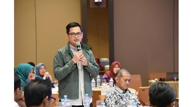 Penampilan 7 Seleb saat Bertugas di DPR, Anggun dan Gagah