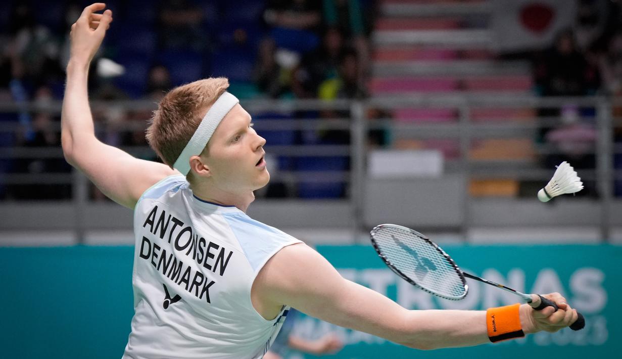 Anders Antonsen saat melawan Anthony Sinisuka Ginting pada pertandingan tunggal putra turnamen bulu tangkis Malaysia Open 2023 di Bukit Jalil Axiata Arena, Kuala Lumpur, Malaysia, Kamis (12/1/2023). Anthony Sinisuka Ginting mengalahkan Anders Antonsen dengan skor 21-14, 17-21, dan 21-17. (AP Photo/Vincent Thian)