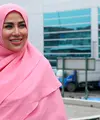 Tidak lagi berbalut busana seksi dan memperlihatkan tato di tubuhnya, kini Cinta Penelope tampil dengan busana tertutup dan hijabnya. Ia pun sudah hijrah menjalankan syariat Agama Islam. (Nurwahyunan/Bintang.com)