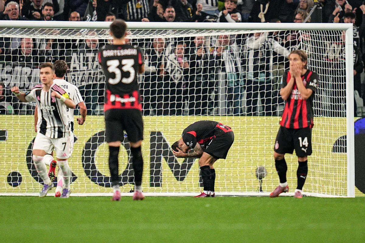 Ekspresi skuad AC Milan usai Christian Pulisic gagal menjebol gawang Juventus lewat titik penalti di pekan ke enam Serie A 2025/2026 di Allianz Stadium, Senin (06/10/2025). (Marco Alpozzi/LaPresse via AP)