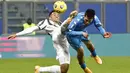 Bek Juventus, Danilo, berebut bola dengan pemain Napoli, Hirving Lozano pada laga final Piala Super Italia di Stadion Mapei, Rabu (20/1/2021). Juventus menang dengan skor 2-0. (Massimo Paolone/LaPresse via AP)