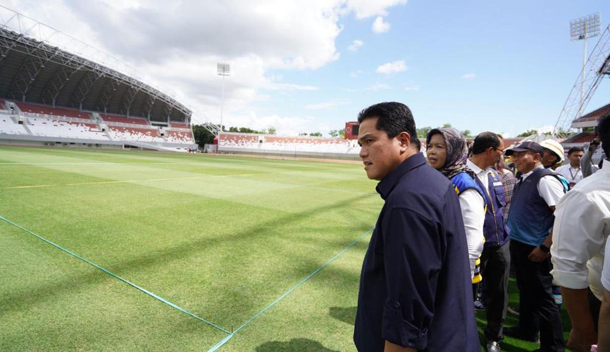 Ketua Umum PSSI Erick Thohir saat melihat kualitas rumput stadion Gelora Sriwijaya Jakabaring (GSJ) yang diperuntukkan untuk arena Piala Dunia U-20 2023 di Jakabaring Sport City (JSC), Palembang, Sumatera Selatan, Sabtu (11/3/2023). Dengan hampir menuntaskan persyaratan kelayakan yang diminta FIFA, Stadion Jakabaring dalam kondisi siap digunakan Piala Dunia U-20 2023. (Dok. LOC)