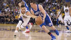 Pemain Warriors, Stephen Curry (30)mencoba merebut bola dari pemain Philadelphia 76ers, T.J. McConnell (12) pada lanjutan NBA di Oracle Arena, Minggu (27/3/2016). Warriors menang atas 76ers 117-105. (Mandatory Credit: Kyle Terada-USA TODAY Sports)