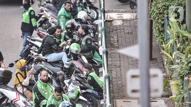 FOTO: Minim Pengawasan, Ojol Masih Berkerumun saat Menunggu Penumpang