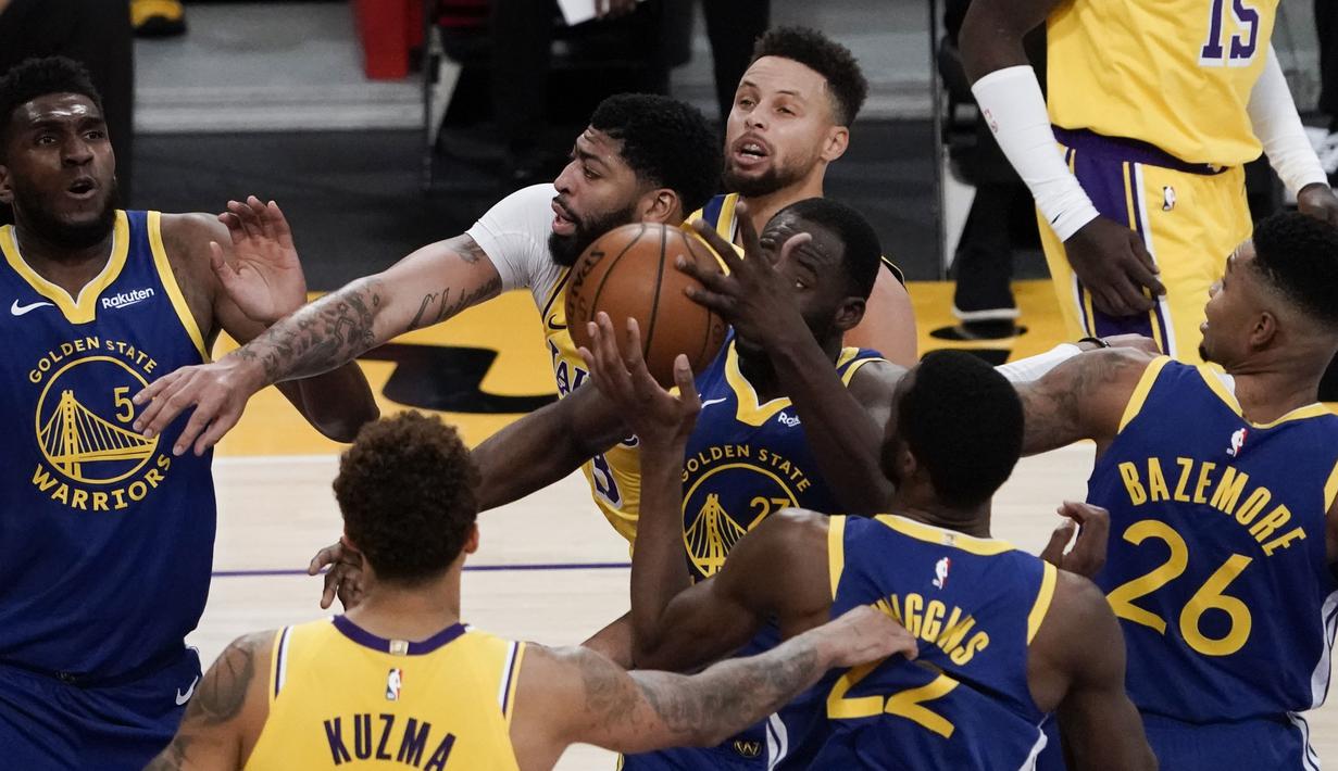 Pebasket LA Lakers Anthony Davis (tengah) berupaya melalui hadangan sejumlah pebasket Golden State Warriors dalam pertandingan NBA di Staples Center,  Los Angeles, California, Amerika Serikat, Senin (18/1/2020). (AP Photo/Jae C. Hong)