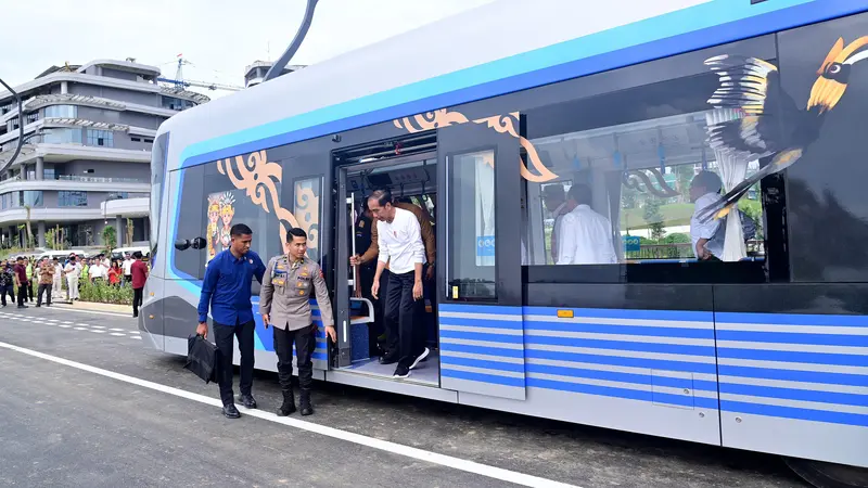 Presiden Joko Widodo (Jokowi) mengungkap pentingnya transportasi massal ramah lingkungan di kota-kota besar di Indonesia. Menyusul, hadirnya trem otonom di Ibu Kota Nusantara (IKN).