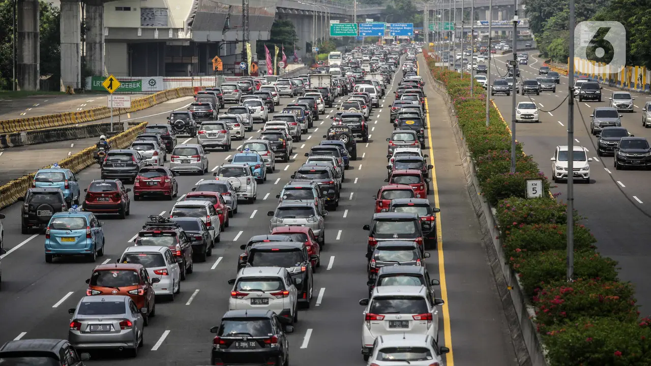 FOTO: Tol Jagorawi Dipadati Kendaraan Menuju Bogor