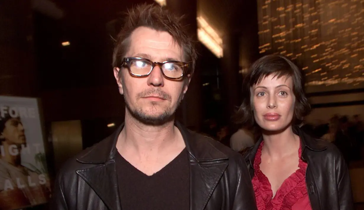 Protes tersebut terjadi karena pernah dituntut oleh mantan istrinya, Donya Fiorentino, karena melakukan kekerasan padanya. (Newsweek)