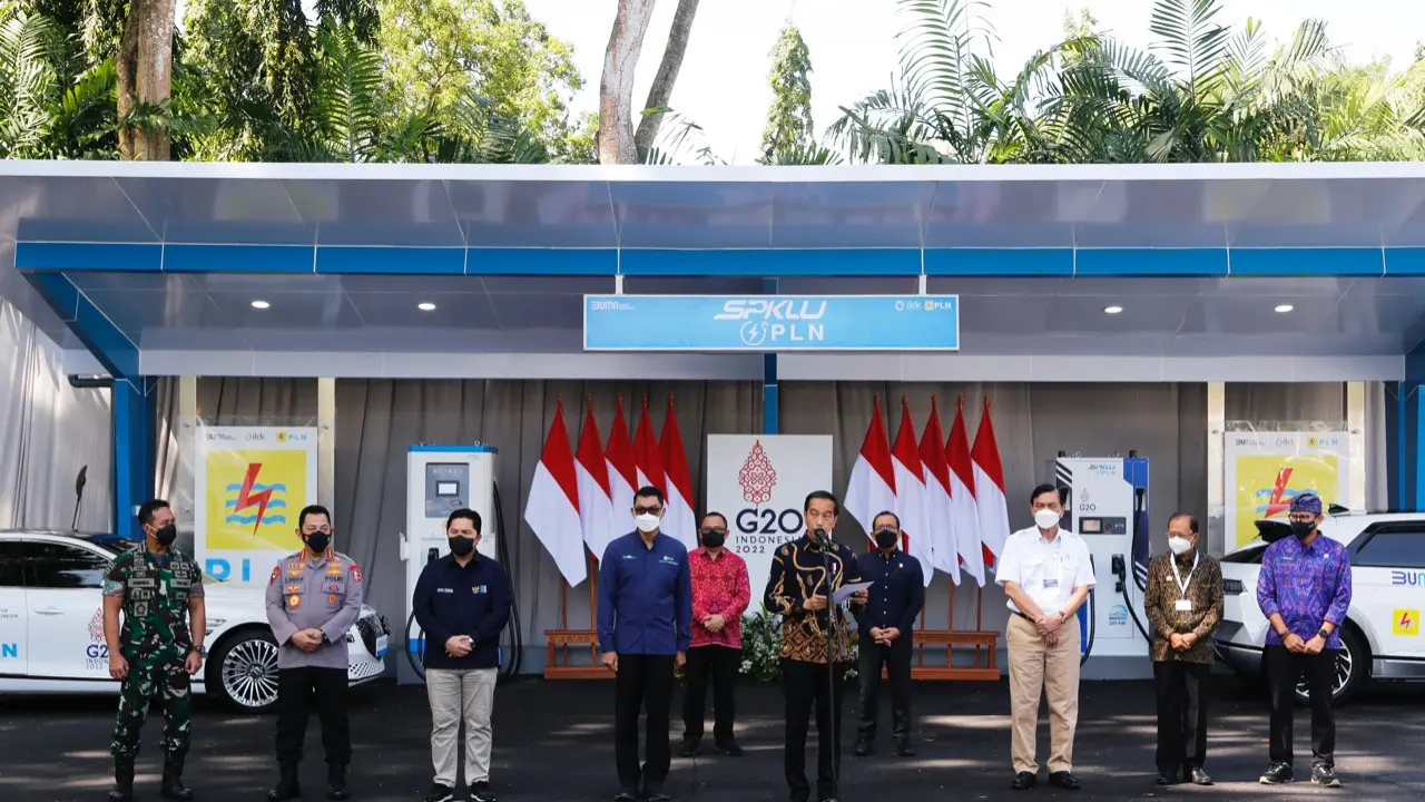 Presiden Joko Widodo (Jokowi) meresmikan Stasiun Pengisian Kendaraan Listrik Umum (SPKLU) dengan tipe ultra fast charging pertama di Indonesia. (Dok. PLN)