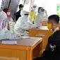 Pengecekan kesehatan warga di perbatasan Riau sebagai antisipasi penyebaran virus corona. (Liputan6.com/M Syukur)