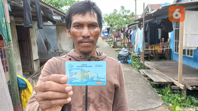 <p>Seorang nelayan Suku Duano saat menunjukan kartu asuransi nelayan yang masa pertanggungannya tak berlaku lagi, Rabu (4/01/2023). Pemerintah Daerah Tanjung Jabung Timur mengaku tengah menggodok aturan untuk memberikan subsidi premi asuransi nelayan di daerah tersebut. (Liputan6.com/Gresi Plasmanto)</p>
