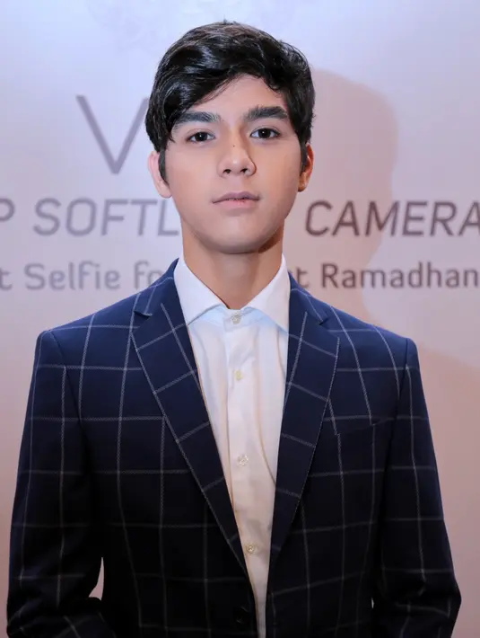 Bulan Ramadan dirasa waktu yang tepat untuk selfie. Bulan itu biasanya banyak yang memanfaatkan untuk berkumpul bersama keluarga. Hal itu yang dimanfaatkan Al untuk berselfie bersama ayah atau ibundanya.  (Adrian Putra/Bintang.com)