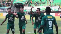 Pemain Persebaya merayakan salah satu gol mereka ke gawang PSBS Biak di laga 16 besar Liga 2, Jumat (22/9). (Liputan6.com/Dimas Angga P)